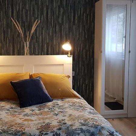 Agréable petite maison avec jardin et parking Chamvres Exterior foto