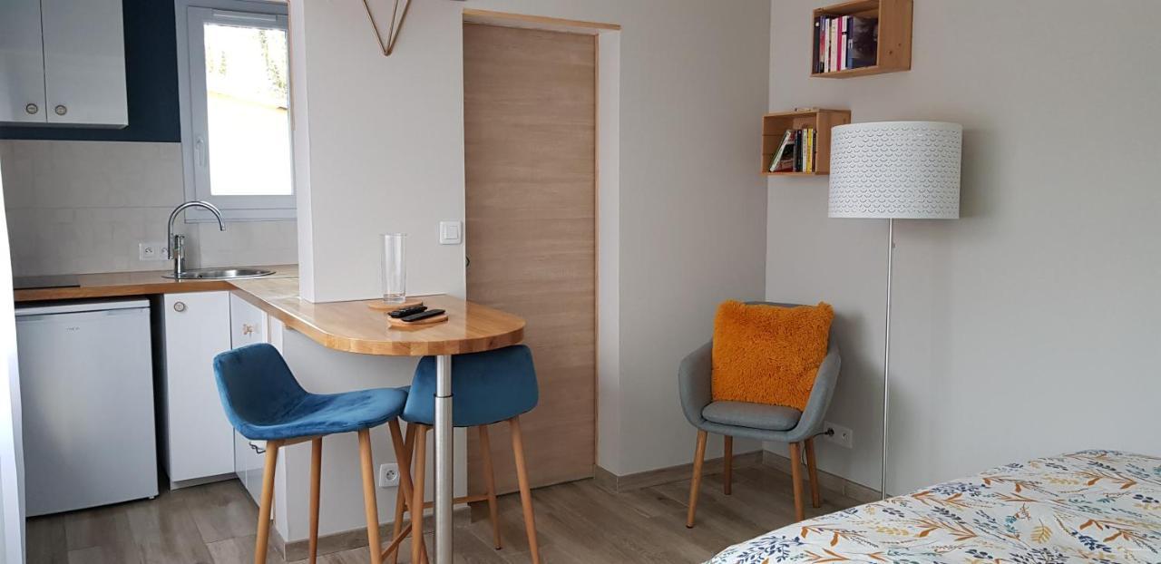 Agréable petite maison avec jardin et parking Chamvres Exterior foto