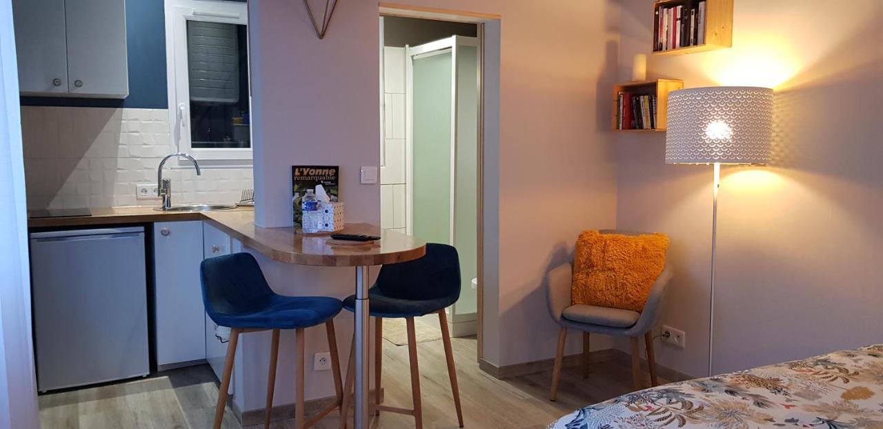 Agréable petite maison avec jardin et parking Chamvres Exterior foto