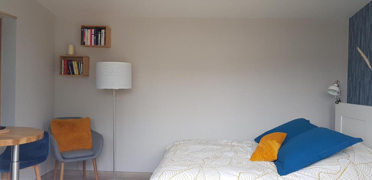 Agréable petite maison avec jardin et parking Chamvres Exterior foto