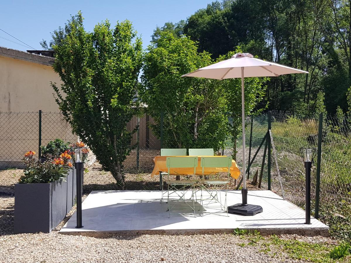 Agréable petite maison avec jardin et parking Chamvres Exterior foto